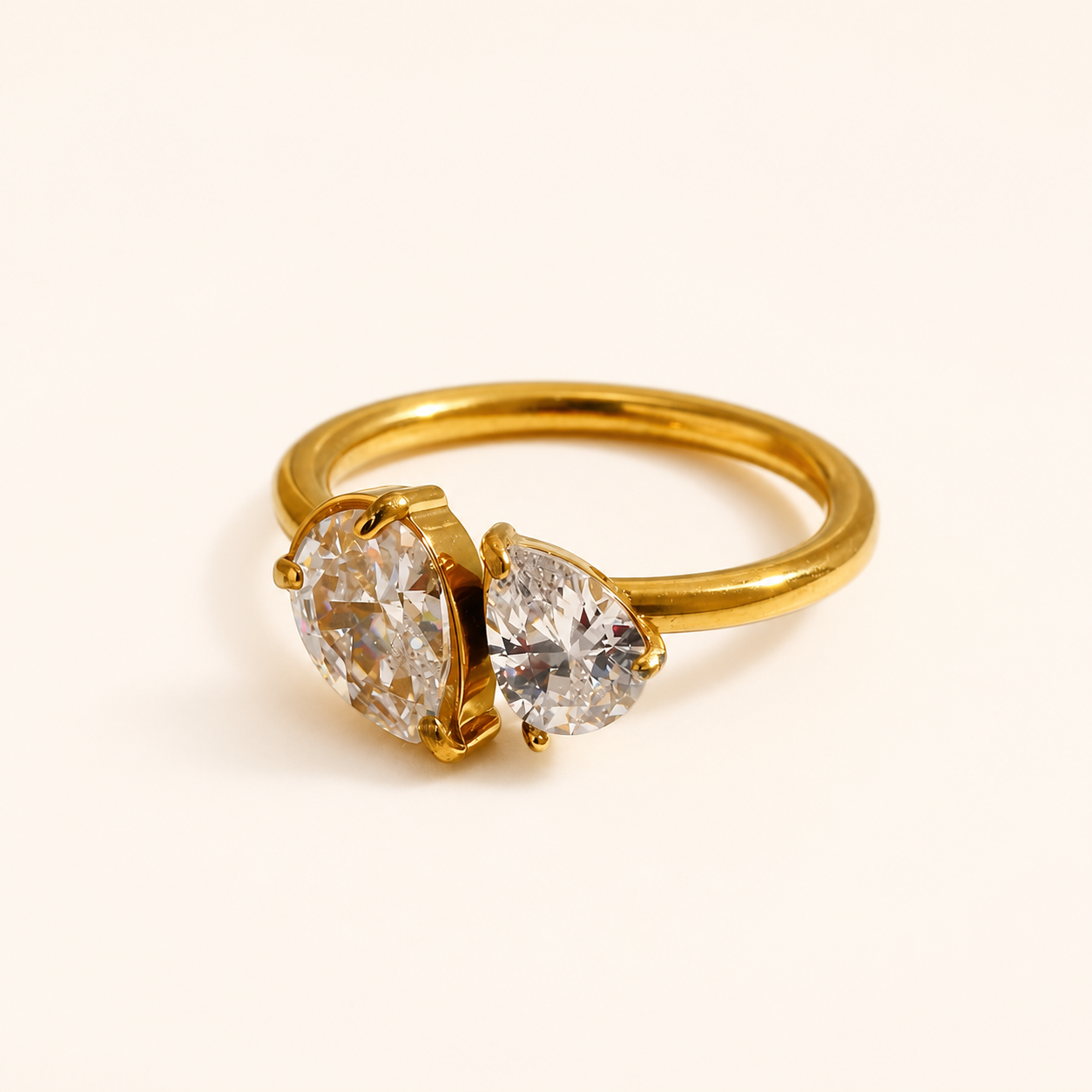 Anillo gota de agua de 4 diamantes